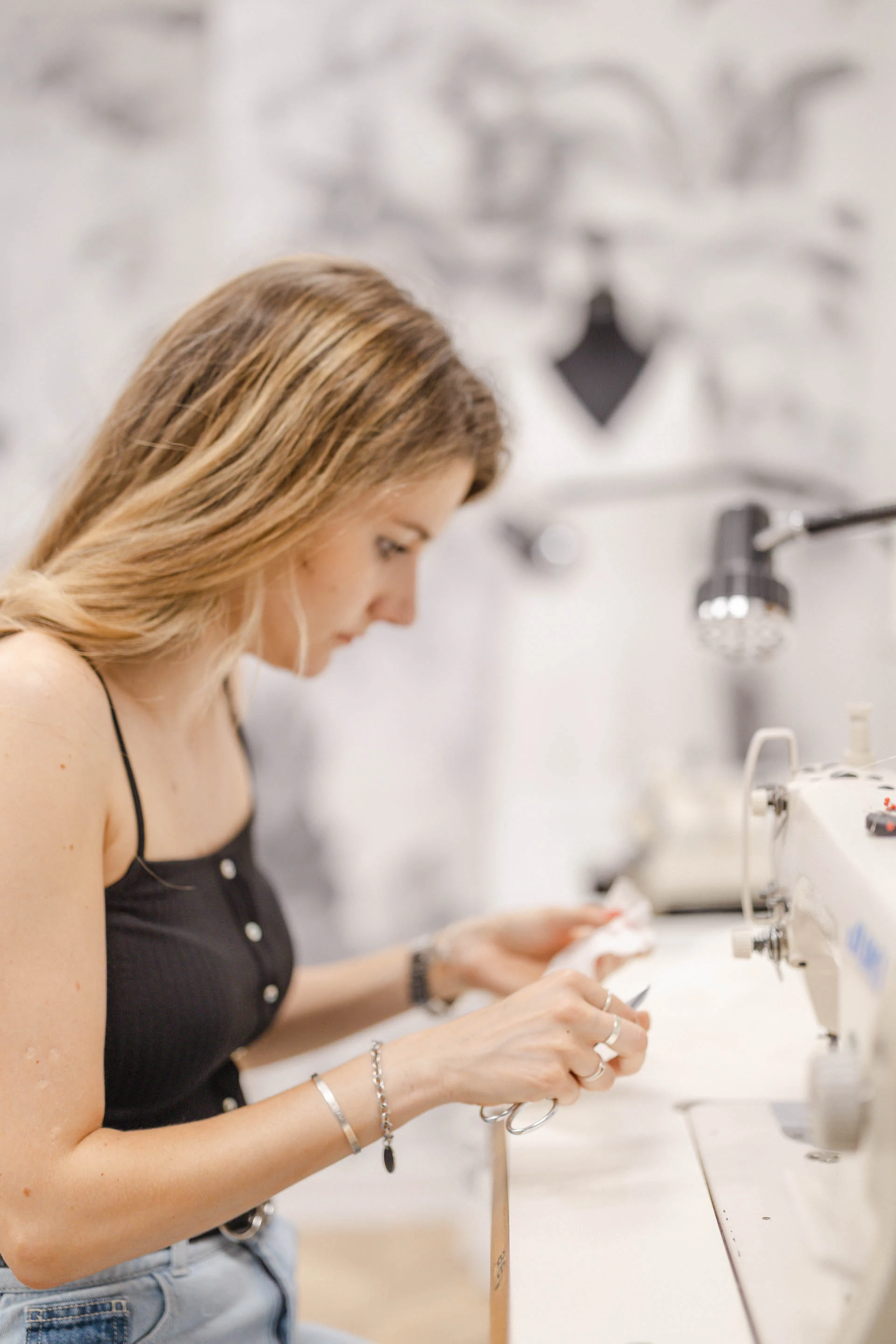 machine à coudre poignet couture stylisme couturière